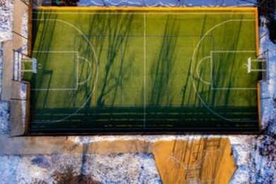 Nové víceúčelové hřiště v lokalitě Na Pomezí v Košířích je od nynějška plně k dispozici veřejnosti.