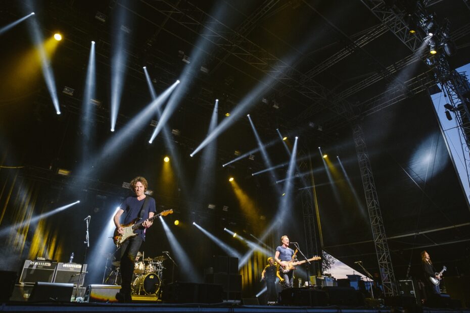 Pražská noc pod proudem decibelů. Profesionální aparatura, světla a hudba rozeznívají město — zatímco obyvatelé v okolí hledají klid. Spor o hlukovou vyhlášku se mění v otázku, jak má vypadat život v metropoli: svobodný, kulturní, nebo chráněný a regulovaný?