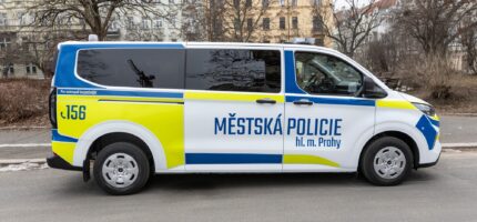Nový vůz Městské policie v pražských ulicích. Nákup spalovacích motorů kontrastuje s tlakem na elektromobilitu u taxikářů.