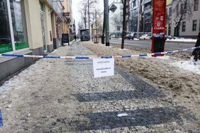 S oteplením začíná sníh a led postupně taje, také na střechách, a tím může ohrozit procházející chodce. 