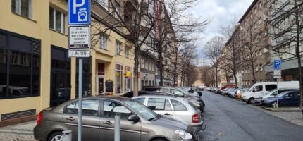 Od 1. března si budou moci majitelé elektromobilů a jiných lokálně bezemisních vozidel pořídit celoměstské roční parkovací oprávnění v ceně 24 000 Kč.