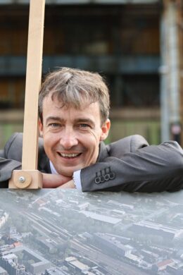 „Nechci, aby se devítka stala noclehárnou. Chci, aby tu lidé opravdu žili a měli k dispozici parky, školy a služby, které dávají městu smysl,“ říká Tomáš Portlík. 