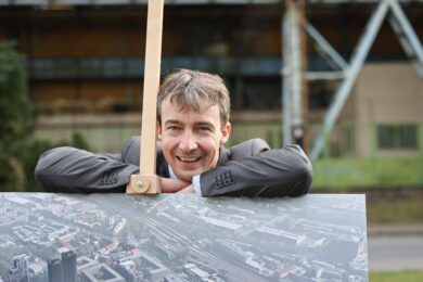 „Nechci, aby se devítka stala noclehárnou. Chci, aby tu lidé opravdu žili a měli k dispozici parky, školy a služby, které dávají městu smysl,“ říká Tomáš Portlík. 