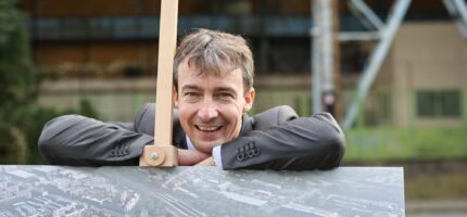 „Nechci, aby se devítka stala noclehárnou. Chci, aby tu lidé opravdu žili a měli k dispozici parky, školy a služby, které dávají městu smysl,“ říká Tomáš Portlík. 