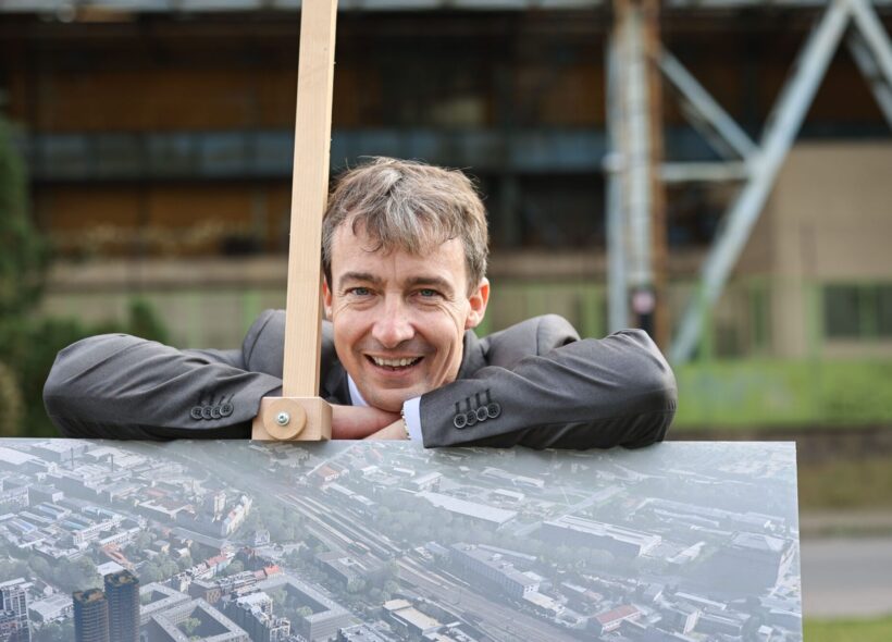 „Nechci, aby se devítka stala noclehárnou. Chci, aby tu lidé opravdu žili a měli k dispozici parky, školy a služby, které dávají městu smysl,“ říká Tomáš Portlík. 