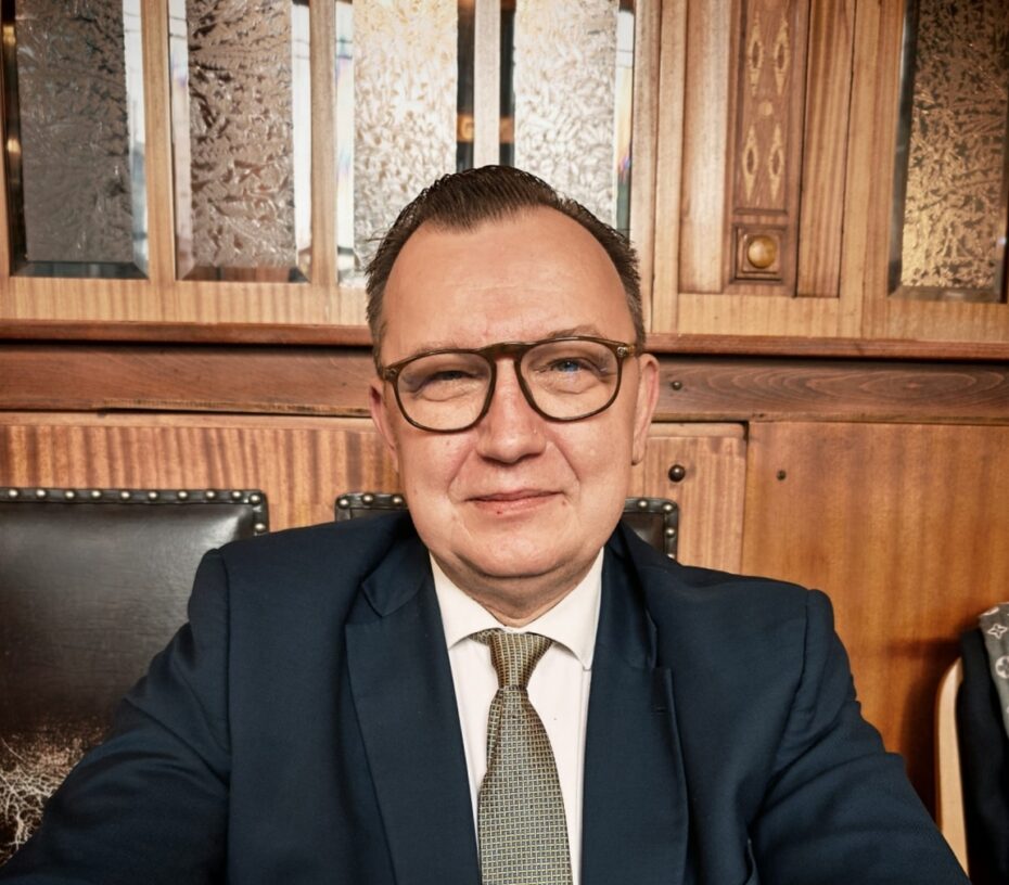 Josef Sláma, politik, který varuje, že město nesmí sklouznout k tomu, aby lidem diktovalo, kdy mají žít, bavit se nebo odpočívat. Podle něj se z hlukové vyhlášky nesmí stát další krok k proměně metropole v tichý skanzen bez života.