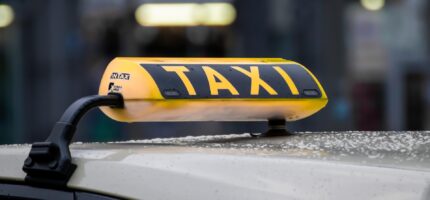 Pražské taxi — symbol služby, kterou čeká zásadní proměna. Město plánuje od roku 2030 povolit jen bezemisní vozy.