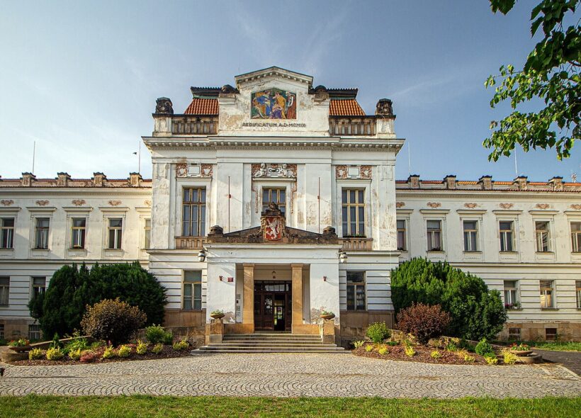 Historická budova Psychiatrické nemocnice Bohnice, která dnes stojí v centru tragédie. Za zdmi tohoto zařízení nyní kriminalisté prověřují, zda požár a smrt pacienta neodhalují hlubší systémové problémy.