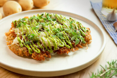 V některých regionech, hlavně na Plzeňsku a v jižních Čechách, se bramboráku říká „cmunda“. 