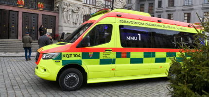 EVA má čtyřválcový přeplňovaný dieselový motor o výkonu 140 kW a automatickou převodovku. Na délku má necelých osm metrů, na šířku dva metry a výška činí méně než tři metry.