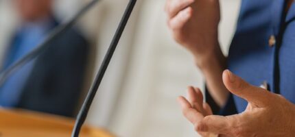 Zastupitelé mají rozhodovat ve veřejném prostoru, s jasnou odpovědností vůči voličům. Gesta, slova i přítomnost u mikrofonu nejsou jen formální — jsou symbolem toho, zda berou svůj mandát vážně. V době hybridních přenosů a kumulovaných funkcí se právě fyzická účast stává jedním z nejviditelnějších měřítek důvěryhodnosti.