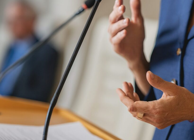 Zastupitelé mají rozhodovat ve veřejném prostoru, s jasnou odpovědností vůči voličům. Gesta, slova i přítomnost u mikrofonu nejsou jen formální — jsou symbolem toho, zda berou svůj mandát vážně. V době hybridních přenosů a kumulovaných funkcí se právě fyzická účast stává jedním z nejviditelnějších měřítek důvěryhodnosti.