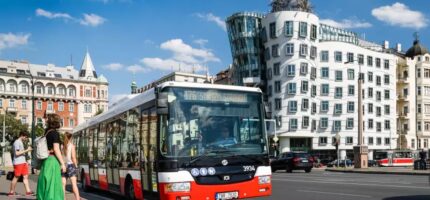 Pražský autobus PID v ulicích metropole. Zatímco město mluví o čisté dopravě a motivaci lidí jezdit MHD, současně zvažuje zdražení kuponů — krok, který podle Milana Urbana dopadne hlavně na obyčejné Pražany.