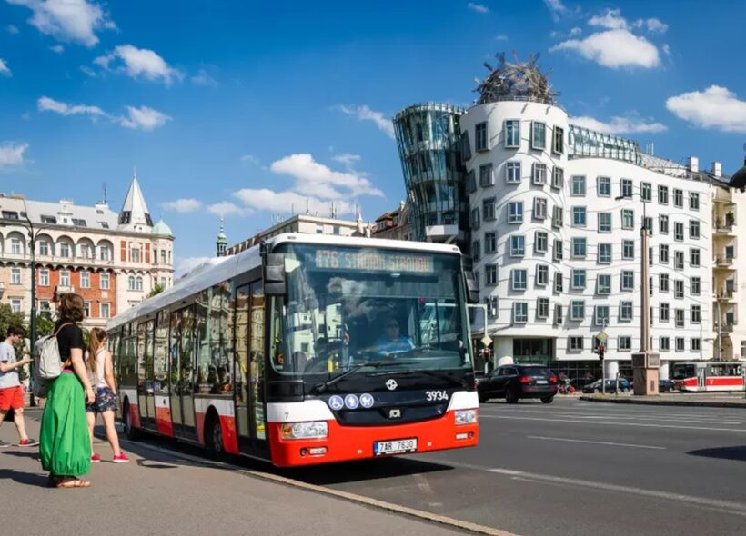 Pražský autobus PID v ulicích metropole. Zatímco město mluví o čisté dopravě a motivaci lidí jezdit MHD, současně zvažuje zdražení kuponů — krok, který podle Milana Urbana dopadne hlavně na obyčejné Pražany.