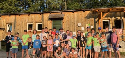 Na táborech Rytíř a Dáma se děti učí samostatnosti, týmovosti, slušnosti, statečnosti a dalším dovednostem. 