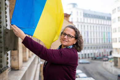 „Největší konflikt v Evropě od druhé světové války, který ruský agresor svévolně rozpoutal, si vyžádal obrovské množství obětí včetně žen a dětí hluboko v zázemí napadené země,“ uvedla starostka. 