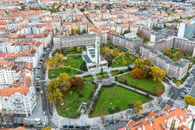Dominantou náměstí je  kostel sv. Václava podle návrhu architekta Josefa Gočára.