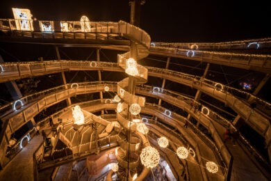 Na návštěvníky čekají světelné expozice téměř na každém kroku.