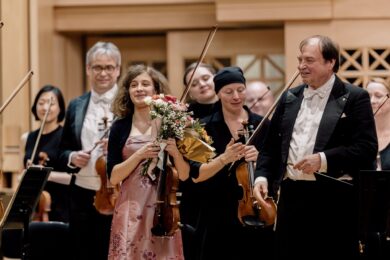Mladé talenty doprovázel orchestr PKF - Prague Philharmonia, v jehož čele stanul uznávaný dirigent Leoš Svárovský. 