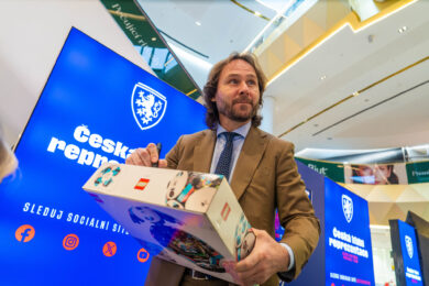 Akci ve Westfield Chodov podpořili hosté z fotbalového světa - Pavel Nedvěd (na snímku), Tomáš Ujfaluši, Karel Poborský, Lukáš Provod či Michal Sadílek.