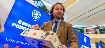 Akci ve Westfield Chodov podpořili hosté z fotbalového světa - Pavel Nedvěd (na snímku), Tomáš Ujfaluši, Karel Poborský, Lukáš Provod či Michal Sadílek.