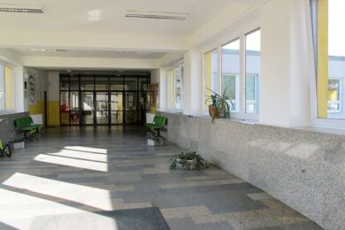Slunná chodba Základní školy Na Šutce, která letos slaví 50 let své existence. Modernizované prostory ukazují, jak se škola za půl století proměnila, ale zároveň si zachovala svou otevřenou a přátelskou atmosféru.