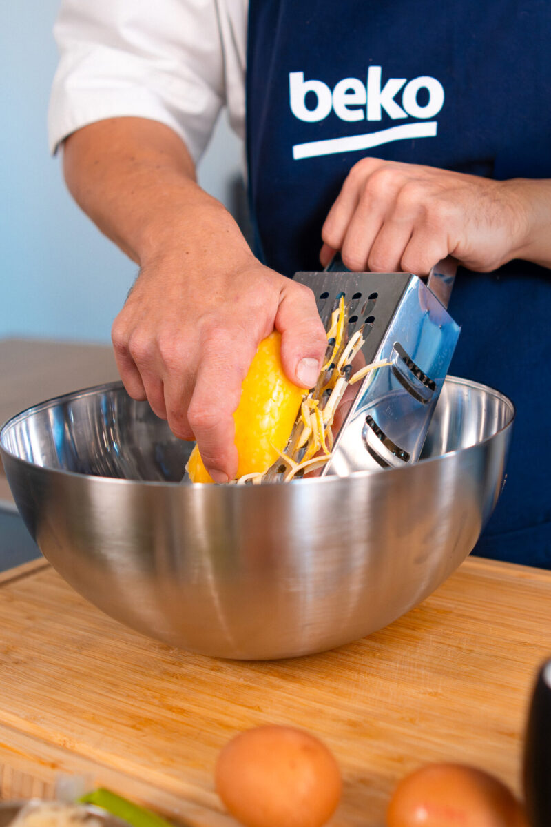 Důležité je brambory po nastrouhání pořádně vymačkat přes čistou utěrku nebo plátno, aby se zbavily přebytečné vody.