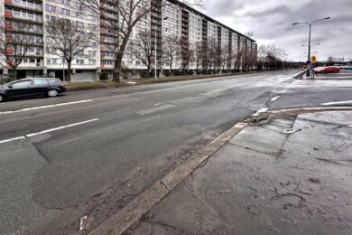 Poničená Ďáblická dostane v úseku mezi ulicemi Žernosecká a Střelničná nový povrch. Opraví se také vybrané chodníky.