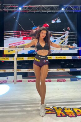 Denisa je také ring girl, ženský element v testosteronem nabitém prostředí. 