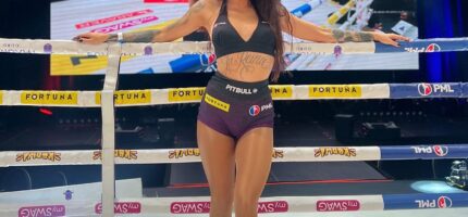 Denisa je také ring girl, ženský element v testosteronem nabitém prostředí. 