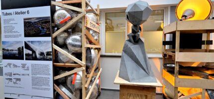 Model sochy a skici osvětlení vás vtáhnou do samotného zrodu díla.