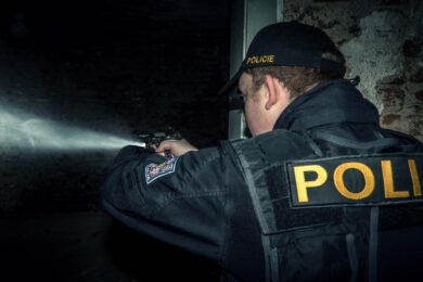 Policista při služebním zákroku. Jihlavští kriminalisté odhalili skupinu útočníků, kteří po hokejovém utkání přepadli fanoušky hostujícího týmu.