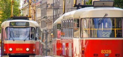 Pražské tramvaje v centru města. Březen přinese rozsáhlé výluky, rekonstrukce a změny v provozu MHD i automobilové dopravy.