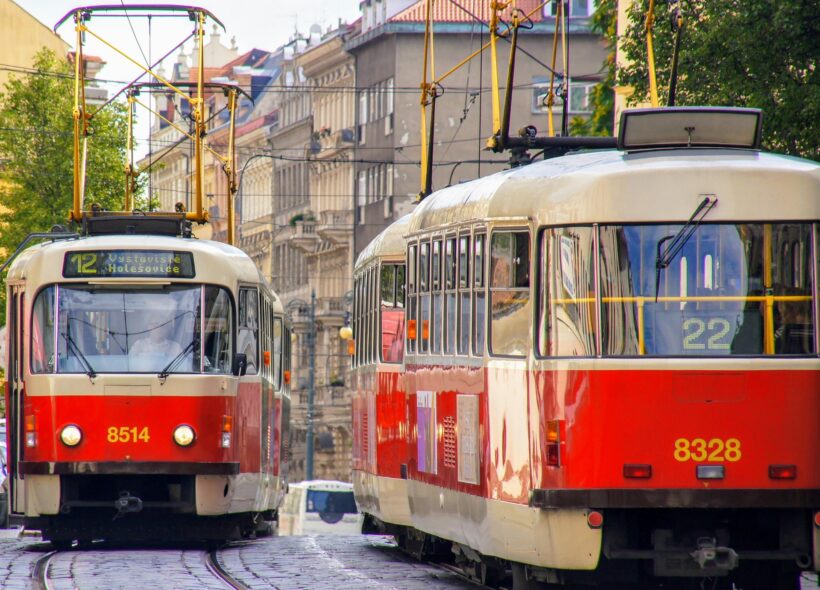 Pražské tramvaje v centru města. Březen přinese rozsáhlé výluky, rekonstrukce a změny v provozu MHD i automobilové dopravy.