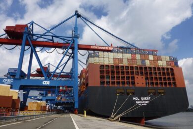 Globální obchod v praxi: kontejnerové lodě míří do Evropy s levným jihoamerickým zbožím. Dohoda s Mercosurem může zásadně změnit, co se dostane na český trh — i jaké dopady to pocítí naše zemědělství.