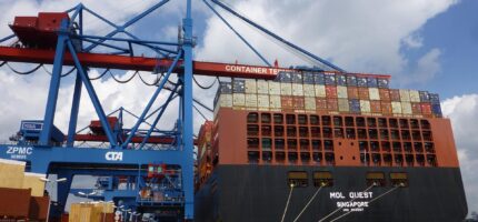 Globální obchod v praxi: kontejnerové lodě míří do Evropy s levným jihoamerickým zbožím. Dohoda s Mercosurem může zásadně změnit, co se dostane na český trh — i jaké dopady to pocítí naše zemědělství.