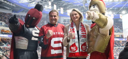 Starosta Prahy 13 David Vodrážka a olympijská vítězka v hodu oštěpem Barbora Špotáková přišli fandit pražským hokejistům.