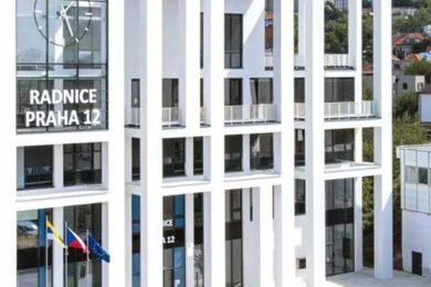 Zastupitelé Prahy 12 odhlasovali rozpočet, který musí být dorovnán úsporami z minulých let.