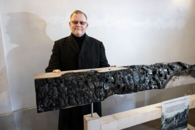 Starosta Prahy 2 Jan Korseska s jedním ze zachovalých trámů.