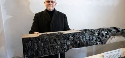 Starosta Prahy 2 Jan Korseska s jedním ze zachovalých trámů.