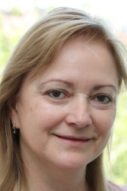 Starostka Ivana Šestáková. Vede jednu z nejrychleji rostoucích městských částí Prahy a klade důraz na komunitu, školství a kvalitu života ve Kbelích.