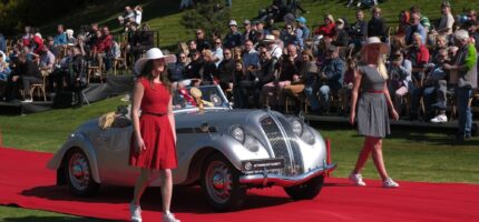 Návštěvníci tak zažijí nejen automobilovou historii, ale i jedinečnou atmosféru propojující design, umění a volný čas.