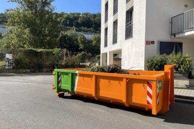 Velké kovové nádoby pojmou pouze rostlinný odpad. Praha poskytuje tuto službu svým obyvatelům bezplatně jako součást své strategie v oblasti odpadového hospodářství a ochrany životního prostředí. 