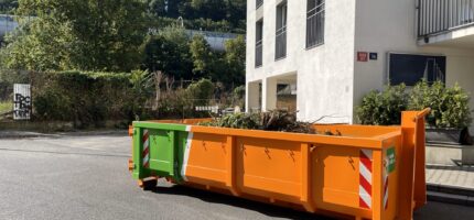 Velké kovové nádoby pojmou pouze rostlinný odpad. Praha poskytuje tuto službu svým obyvatelům bezplatně jako součást své strategie v oblasti odpadového hospodářství a ochrany životního prostředí. 