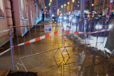 Provizorní zábrany na rohu Biskupcovy a Želivského, kde už týdny stojí otevřený výkop a komplikují pohyb chodců i dopravu.