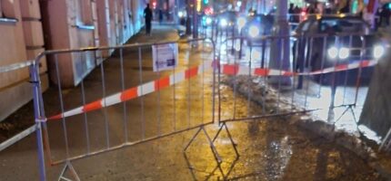 Provizorní zábrany na rohu Biskupcovy a Želivského, kde už týdny stojí otevřený výkop a komplikují pohyb chodců i dopravu.