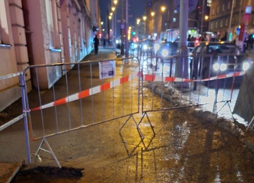 Provizorní zábrany na rohu Biskupcovy a Želivského, kde už týdny stojí otevřený výkop a komplikují pohyb chodců i dopravu.