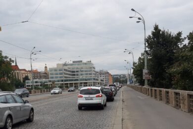 Levý jízdní pruh bude zúžen.