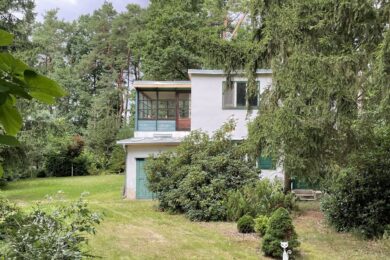 Původní víkendová chata pochází z roku 1940. Bohumil Hrabal (1914–1997) ji koupil v roce 1965 za své první literární honoráře a pobýval zde až do konce roku 1996. 