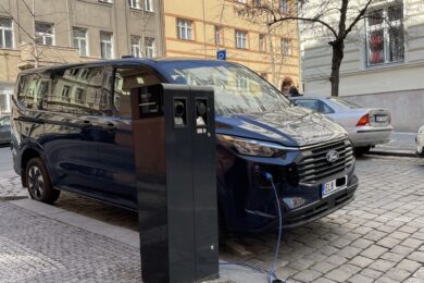 Díky iniciativě Prahy 2 tak mohou zájemci dobíjet své vozy přímo z distribuční soustavy už na 18 veřejných stanovištích. 